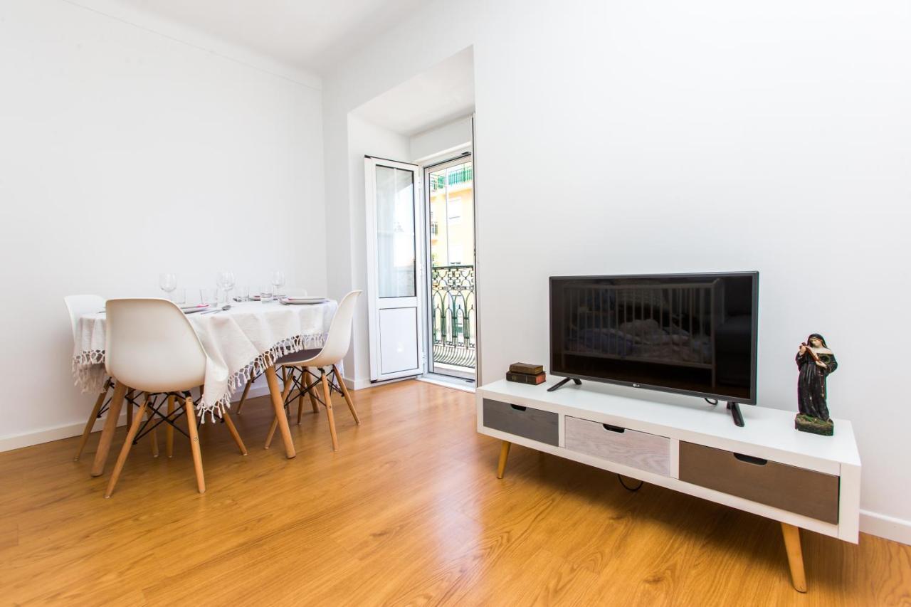 Belem! Charming 2 Bedroom Apartment W Terrace, Wifi & Free Street Parking Lisbon Bagian luar foto